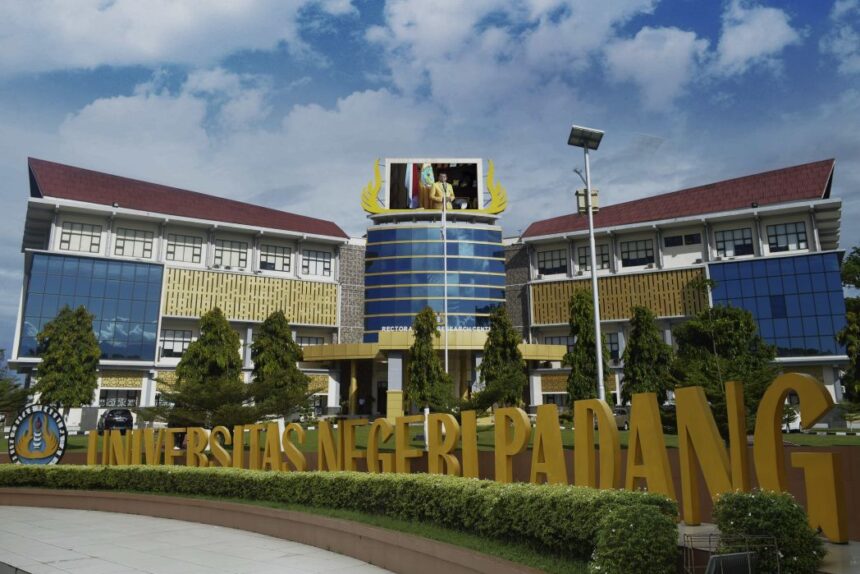 KAMPUS: Inilah kampus Universitas Negeri Padang tempat dua orang tertembak peluru nyasar. (Sumber: dok UNP)